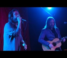 Watch THE BLACK CROWES’ CHRIS ROBINSON Admonish Crowd For Being Too Loud During Acoustic Concert: ‘You Should F**king Pay Attention’