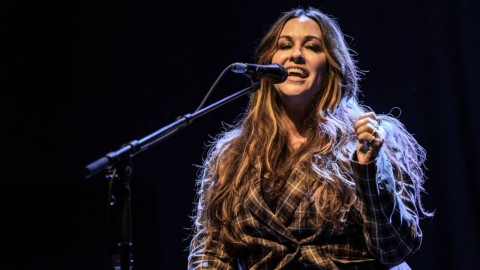 Watch Alanis Morissette perform ‘Ablaze’ with her daughter on Jimmy Fallon