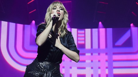 Watch Taylor Swift perform ‘Cornelia Street’ at her one-off Paris concert