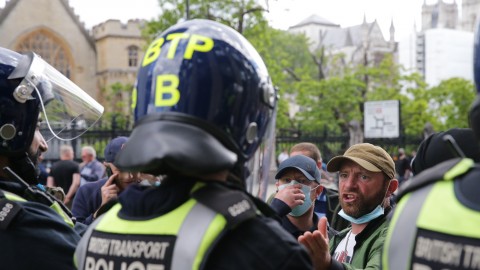 Stars of the entertainment world react to far-right riots in London: “These lot have proven how backwards our country can be”