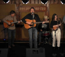 Watch Sturgill Simpson bring a bluegrass rendition of ‘Life of Sin’ to ‘Fallon’
