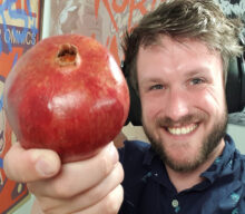 Streamer completes ‘Hades’ using a pomegranate as a controller