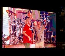 VINCE NEIL Sings LED ZEPPELIN’s ‘Rock And Roll’ With SAMMY HAGAR & THE CIRCLE In Orlando (Video)