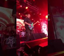 DEE SNIDER Joined By MARK MENDOZA For Performance Of TWISTED SISTER’s ‘Under The Blade’ At Long Island Concert (Video)