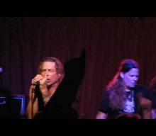 Watch Ex-TESLA Guitarist TOMMY SKEOCH Perform ‘Heaven’s Trail (No Way Out)’ With His New Band RESIST & BITE