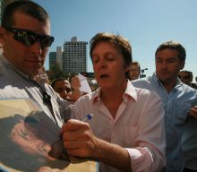 Paul McCartney has stopped signing autographs: “We both know who I am”