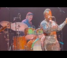 DUFF MCKAGAN And CHAD SMITH Perform At ‘Songs Of Hope Live’ Benefit Concert In Seattle (Video)