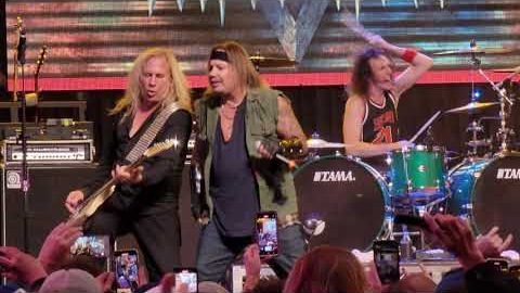 VINCE NEIL Celebrates ‘DrinksGiving’ With Free Las Vegas Concert (Video)