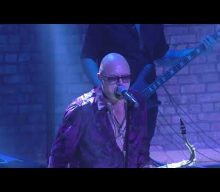 Watch GEOFF TATE Perform QUEENSRŸCHE’s Entire ‘Empire’ And ‘Rage For Order’ Albums In Des Plaines, Illinois