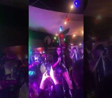 Ex-STEEL PANTHER Bassist TRAVIS HALEY (a.k.a. LEXXI FOXX) Plays First Show With HOLLYWOOD GODS N’ MONSTERS (Video)