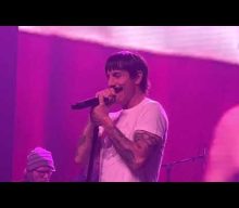ANTHONY KIEDIS And DEXTER HOLLAND Were Surprise Guest Performers At Last Night’s ‘Above Ground’ Benefit Concert