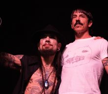 Watch Dave Navarro and Anthony Kiedis cover Lou Reed’s ‘Walk On The Wild Side’