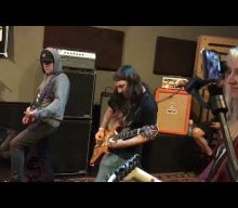 Watch DAVE MUSTAINE Perform MEGADETH’s ’99 Ways To Die’ At Last Month’s ‘Rock ‘N’ Roll Fantasy Camp’