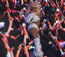 Doja Cat halts Lollapalooza set in Argentina to assist fan: “I can’t keep going if things aren’t good”