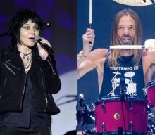 Joan Jett pays emotional tribute to Taylor Hawkins on stage