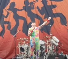 RED HOT CHILI PEPPERS Pay Tribute To TAYLOR HAWKINS At New Orleans Jazz Fest While DAVE GROHL Looks On