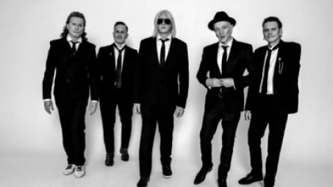 DEF LEPPARD’s VIVIAN CAMPBELL: ‘We’re All Very Eager’ To Finally Launch ‘The Stadium Tour’ With MÖTLEY CRÜE