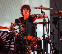 Tommy Lee plays first full Mötley Crüe show since breaking his ribs
