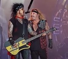 NIKKI SIXX Is ‘Proud’ Of TOMMY LEE For Performing With Broken Ribs: ‘What A F***ing Animal’
