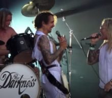 Watch: STEEL PANTHER’s MICHAEL STARR Sings ‘I Believe In A Thing Called Love’ With THE DARKNESS At France’s HELLFEST