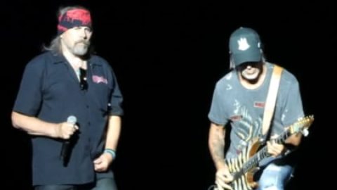 Watch GEORGE LYNCH Rejoin DOKKEN On Stage In York, Pennsylvania