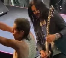 Watch: PORNO FOR PYROS Joined By Former GUNS N’ ROSES Guitarist GILBY CLARKE On Stage In Los Angeles