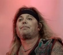‘Leave The Guy Alone’: VINCE NEIL’s Teleprompter Reliance Defended By Members Of DISTURBED, STRYPER And SHINEDOWN
