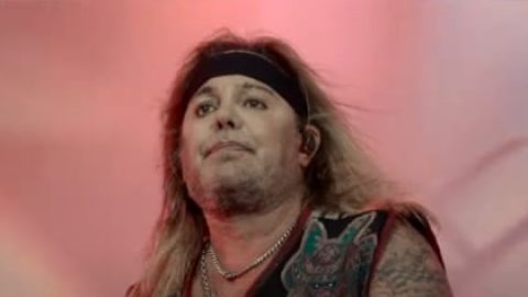 ‘Leave The Guy Alone’: VINCE NEIL’s Teleprompter Reliance Defended By Members Of DISTURBED, STRYPER And SHINEDOWN