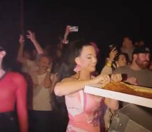 Watch Katy Perry throw pizza slices at dancers at a Las Vegas nightclub