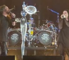 Watch: EVANESCENCE’s AMY LEE Joins KORN On Stage In Denver To Perform ‘Freak On A Leash’
