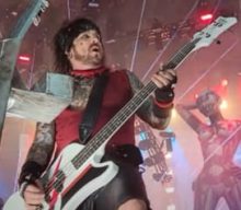 Here Is The First Official Photo Of MÖTLEY CRÜE’s New Lineup