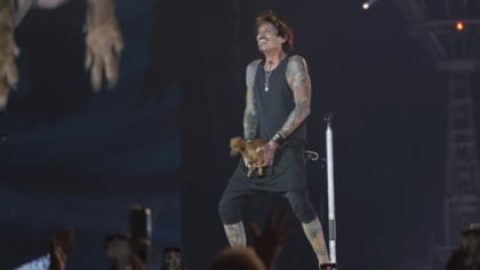Watch: TOMMY LEE Pulls Out His ‘Wiener’ Onstage During MÖTLEY CRÜE’s Concert In Los Angeles