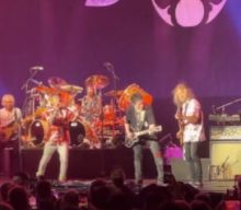 Watch: METALLICA’s KIRK HAMMETT Performs ‘Enter Sandman’ And ‘Wheel In The Sky’ With JOURNEY