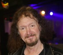 LES BINKS Says JUDAS PRIEST Will Perform With Three Guitarists And Two Drummers At ROCK HALL Induction Ceremony