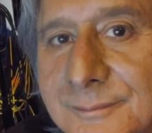 Watch: Former JOURNEY Frontman STEVE PERRY Sings Christmas Song In New TikTok Video