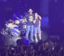 Watch METALLICA’s LARS ULRICH And JAMES HETFIELD Introduce RAVEN At Concert Honoring JONNY And MARSHA ZAZULA