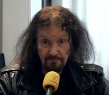 LES BINKS Says K.K. DOWNING And RICHIE FAULKNER ‘Got On Really Well’ At ROCK HALL, ‘Especially On Stage’