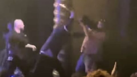 Watch: THE BLACK CROWES’ RICH ROBINSON Slams Stage Invader With Guitar At Melbourne, Australia Concert
